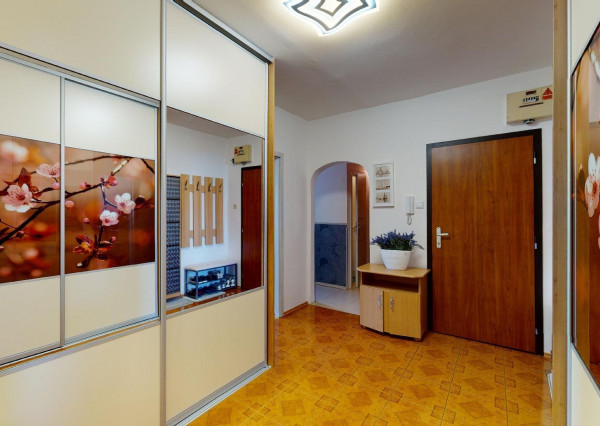 PREDANÉ - Priestranný 3 izbový byt 87 m2 s dvoma zasklenými loggiami, klimatizovaný - NÁMESTIE HRANIČIAROV.