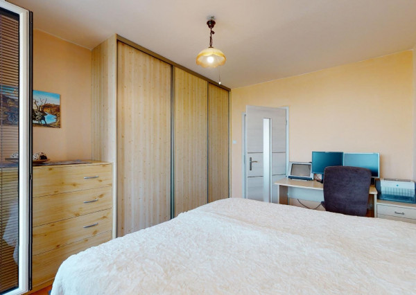 PREDANÉ - Priestranný 3 izbový byt 87 m2 s dvoma zasklenými loggiami, klimatizovaný - NÁMESTIE HRANIČIAROV.