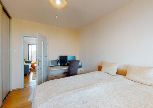 PREDANÉ - Priestranný 3 izbový byt 87 m2 s dvoma zasklenými loggiami, klimatizovaný - NÁMESTIE HRANIČIAROV.