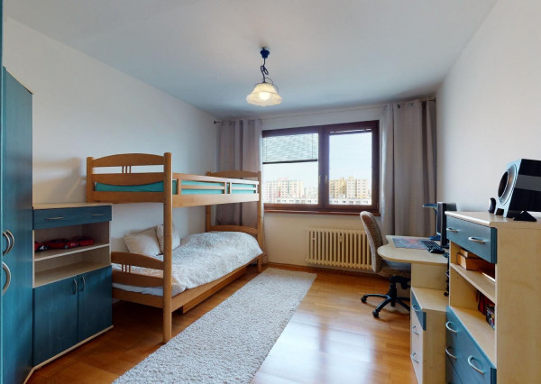 PREDANÉ - Priestranný 3 izbový byt 87 m2 s dvoma zasklenými loggiami, klimatizovaný - NÁMESTIE HRANIČIAROV.