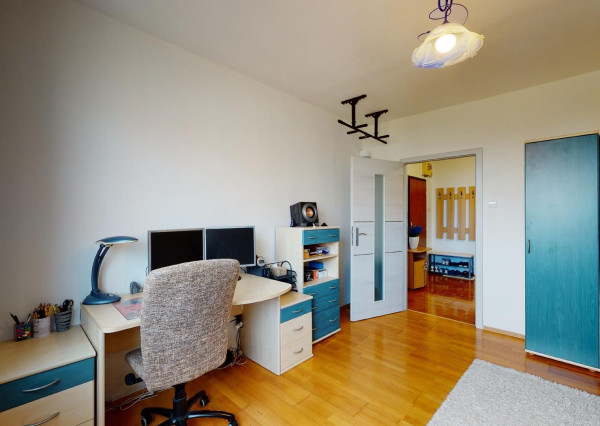 PREDANÉ - Priestranný 3 izbový byt 87 m2 s dvoma zasklenými loggiami, klimatizovaný - NÁMESTIE HRANIČIAROV.