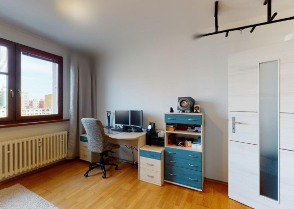 PREDANÉ - Priestranný 3 izbový byt 87 m2 s dvoma zasklenými loggiami, klimatizovaný - NÁMESTIE HRANIČIAROV.