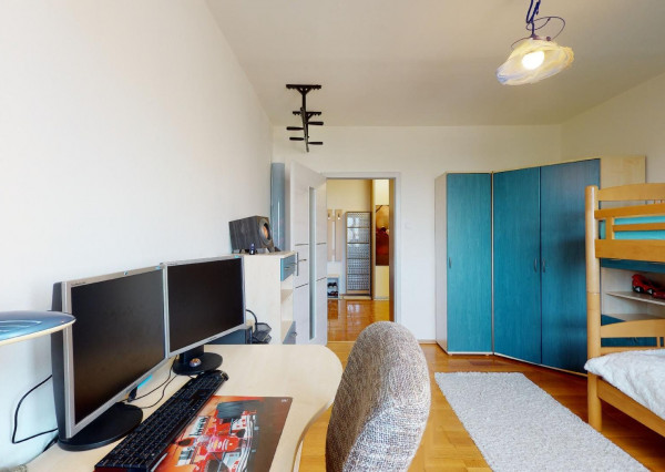 PREDANÉ - Priestranný 3 izbový byt 87 m2 s dvoma zasklenými loggiami, klimatizovaný - NÁMESTIE HRANIČIAROV.