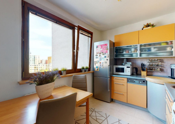 PREDANÉ - Priestranný 3 izbový byt 87 m2 s dvoma zasklenými loggiami, klimatizovaný - NÁMESTIE HRANIČIAROV.