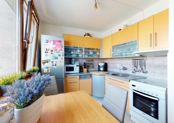 PREDANÉ - Priestranný 3 izbový byt 87 m2 s dvoma zasklenými loggiami, klimatizovaný - NÁMESTIE HRANIČIAROV.