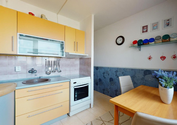 PREDANÉ - Priestranný 3 izbový byt 87 m2 s dvoma zasklenými loggiami, klimatizovaný - NÁMESTIE HRANIČIAROV.