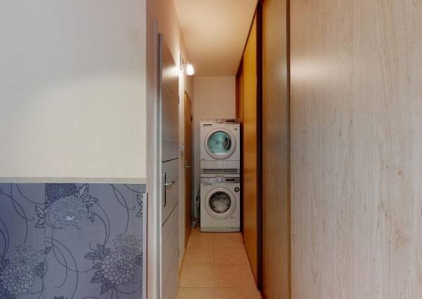 PREDANÉ - Priestranný 3 izbový byt 87 m2 s dvoma zasklenými loggiami, klimatizovaný - NÁMESTIE HRANIČIAROV.