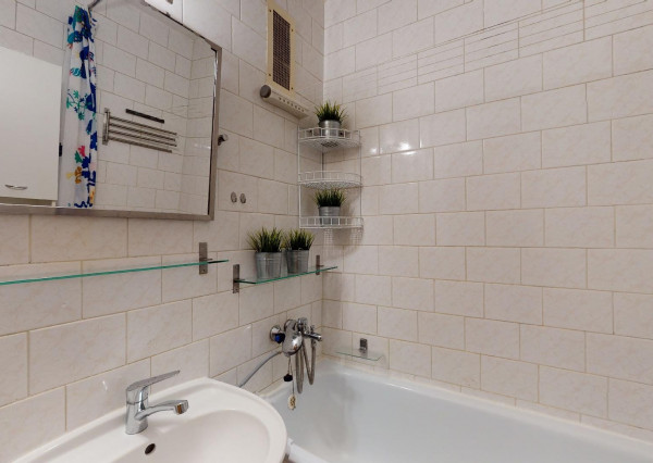 PREDANÉ - Priestranný 3 izbový byt 87 m2 s dvoma zasklenými loggiami, klimatizovaný - NÁMESTIE HRANIČIAROV.