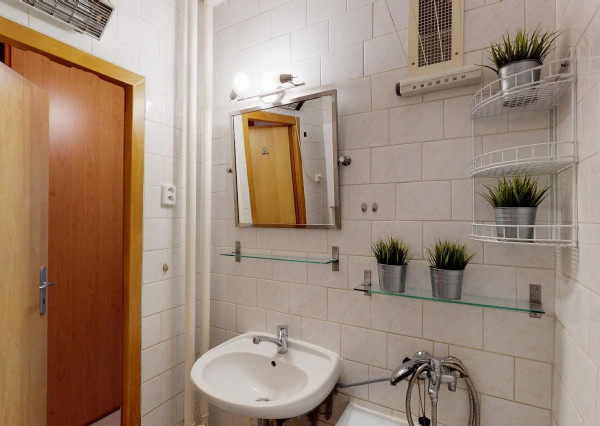 PREDANÉ - Priestranný 3 izbový byt 87 m2 s dvoma zasklenými loggiami, klimatizovaný - NÁMESTIE HRANIČIAROV.