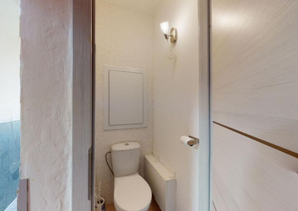 PREDANÉ - Priestranný 3 izbový byt 87 m2 s dvoma zasklenými loggiami, klimatizovaný - NÁMESTIE HRANIČIAROV.