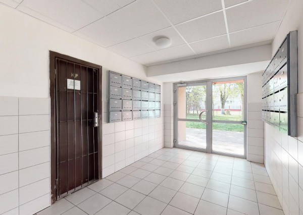 PREDANÉ - Priestranný 3 izbový byt 87 m2 s dvoma zasklenými loggiami, klimatizovaný - NÁMESTIE HRANIČIAROV.