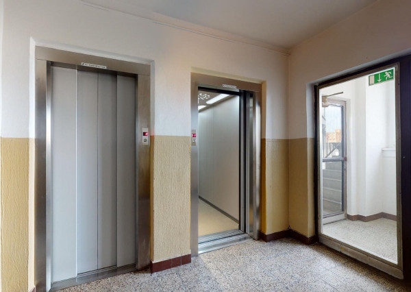 PREDANÉ - Priestranný 3 izbový byt 87 m2 s dvoma zasklenými loggiami, klimatizovaný - NÁMESTIE HRANIČIAROV.