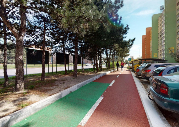 PREDANÉ - Priestranný 3 izbový byt 87 m2 s dvoma zasklenými loggiami, klimatizovaný - NÁMESTIE HRANIČIAROV.