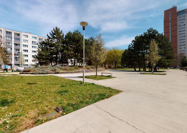 PREDANÉ - Priestranný 3 izbový byt 87 m2 s dvoma zasklenými loggiami, klimatizovaný - NÁMESTIE HRANIČIAROV.