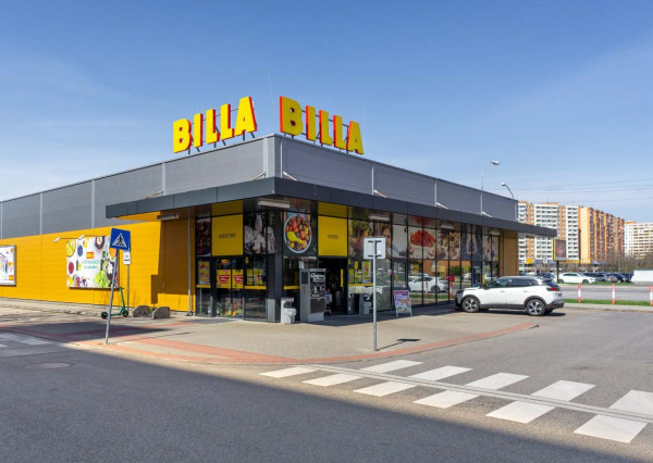 PREDANÉ - Priestranný 3 izbový byt 87 m2 s dvoma zasklenými loggiami, klimatizovaný - NÁMESTIE HRANIČIAROV.