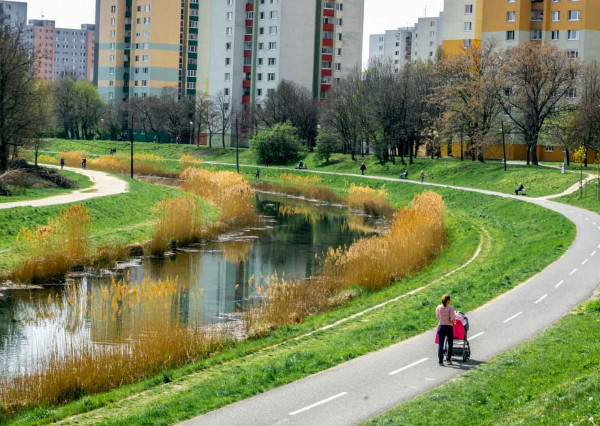 PREDANÉ - Priestranný 3 izbový byt 87 m2 s dvoma zasklenými loggiami, klimatizovaný - NÁMESTIE HRANIČIAROV.