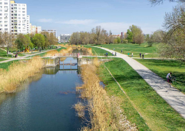 PREDANÉ - Priestranný 3 izbový byt 87 m2 s dvoma zasklenými loggiami, klimatizovaný - NÁMESTIE HRANIČIAROV.