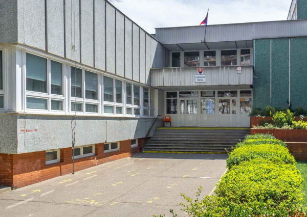 PREDANÉ - Priestranný 3 izbový byt 87 m2 s dvoma zasklenými loggiami, klimatizovaný - NÁMESTIE HRANIČIAROV.