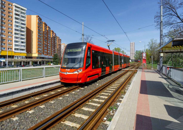 PREDANÉ - Priestranný 3 izbový byt 87 m2 s dvoma zasklenými loggiami, klimatizovaný - NÁMESTIE HRANIČIAROV.