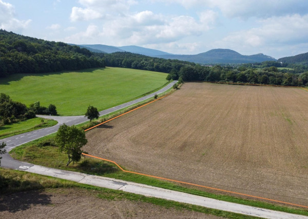 Predaj - rovinatý pozemok, pravidelný tvar 44 773 m2 na Záhori, obec Plavecký Mikuláš.