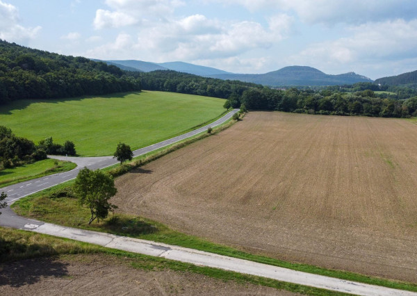 Predaj - rovinatý pozemok, pravidelný tvar 44 773 m2 na Záhori, obec Plavecký Mikuláš.