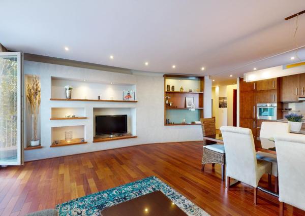 PREDANÉ - Zariadený 3 izb.byt 124 m2: tehla,veľká loggia,šatník,práčovňa,klimatizácia,parking v TOP lokalite!