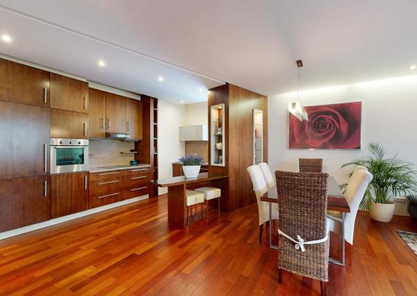 PREDANÉ - Zariadený 3 izb.byt 124 m2: tehla,veľká loggia,šatník,práčovňa,klimatizácia,parking v TOP lokalite!