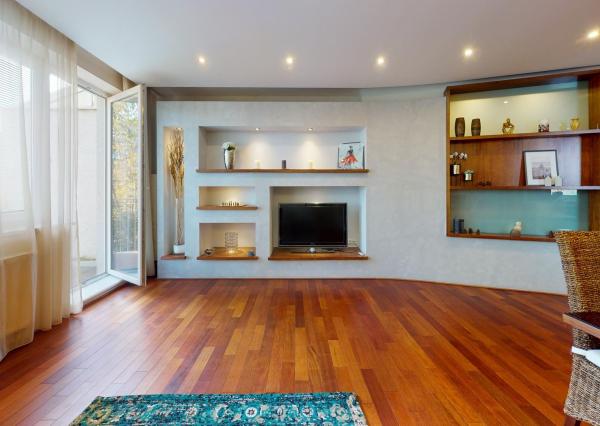 PREDANÉ - Zariadený 3 izb.byt 124 m2: tehla,veľká loggia,šatník,práčovňa,klimatizácia,parking v TOP lokalite!