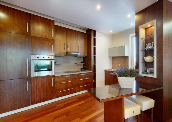 PREDANÉ - Zariadený 3 izb.byt 124 m2: tehla,veľká loggia,šatník,práčovňa,klimatizácia,parking v TOP lokalite!