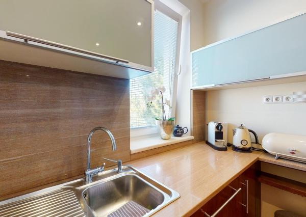 PREDANÉ - Zariadený 3 izb.byt 124 m2: tehla,veľká loggia,šatník,práčovňa,klimatizácia,parking v TOP lokalite!