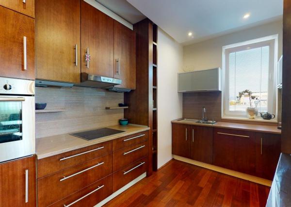 PREDANÉ - Zariadený 3 izb.byt 124 m2: tehla,veľká loggia,šatník,práčovňa,klimatizácia,parking v TOP lokalite!