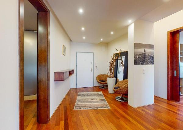 PREDANÉ - Zariadený 3 izb.byt 124 m2: tehla,veľká loggia,šatník,práčovňa,klimatizácia,parking v TOP lokalite!