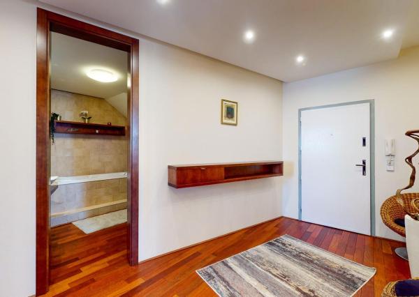 PREDANÉ - Zariadený 3 izb.byt 124 m2: tehla,veľká loggia,šatník,práčovňa,klimatizácia,parking v TOP lokalite!