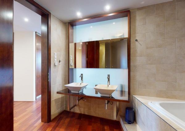 PREDANÉ - Zariadený 3 izb.byt 124 m2: tehla,veľká loggia,šatník,práčovňa,klimatizácia,parking v TOP lokalite!