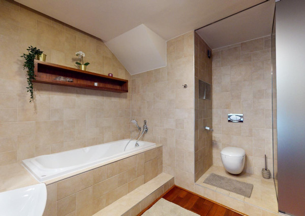 PREDANÉ - Zariadený 3 izb.byt 124 m2: tehla,veľká loggia,šatník,práčovňa,klimatizácia,parking v TOP lokalite!