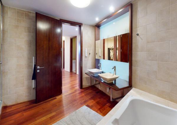 PREDANÉ - Zariadený 3 izb.byt 124 m2: tehla,veľká loggia,šatník,práčovňa,klimatizácia,parking v TOP lokalite!