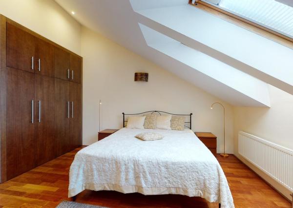 PREDANÉ - Zariadený 3 izb.byt 124 m2: tehla,veľká loggia,šatník,práčovňa,klimatizácia,parking v TOP lokalite!