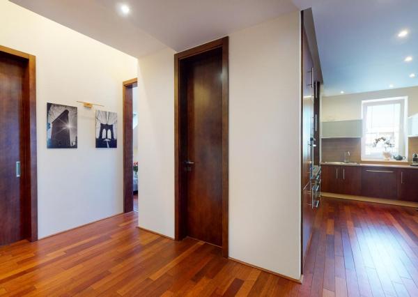 PREDANÉ - Zariadený 3 izb.byt 124 m2: tehla,veľká loggia,šatník,práčovňa,klimatizácia,parking v TOP lokalite!