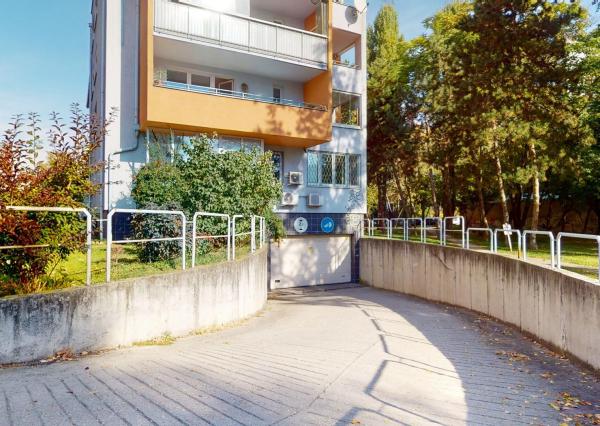 PREDANÉ - Zariadený 3 izb.byt 124 m2: tehla,veľká loggia,šatník,práčovňa,klimatizácia,parking v TOP lokalite!