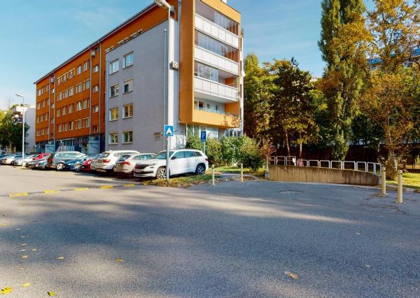 PREDANÉ - Zariadený 3 izb.byt 124 m2: tehla,veľká loggia,šatník,práčovňa,klimatizácia,parking v TOP lokalite!
