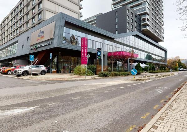 PREDANÉ - Zariadený 3 izb.byt 124 m2: tehla,veľká loggia,šatník,práčovňa,klimatizácia,parking v TOP lokalite!