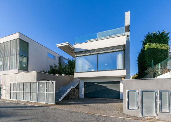 Exkluzívna vila v TOP lokalite KOLIBA - VINOHRADY s panoramatickým výhľadom.