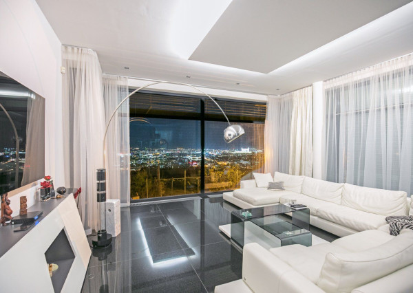 Exkluzívna vila v TOP lokalite KOLIBA - VINOHRADY s panoramatickým výhľadom.