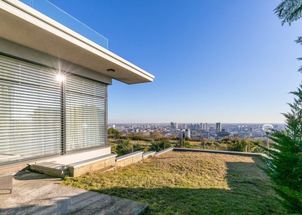 Exkluzívna vila v TOP lokalite KOLIBA - VINOHRADY s panoramatickým výhľadom.