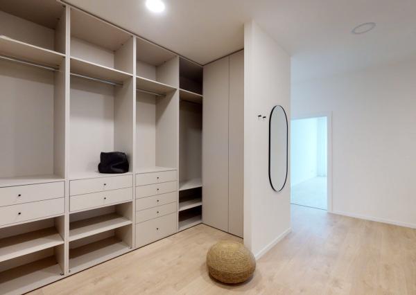 PRENAJATÉ - Úplne nový, elegantný 3 izb. byt 123 m2 zariadený, 2 x parking, priamo v centre BA I - Staré Mesto.