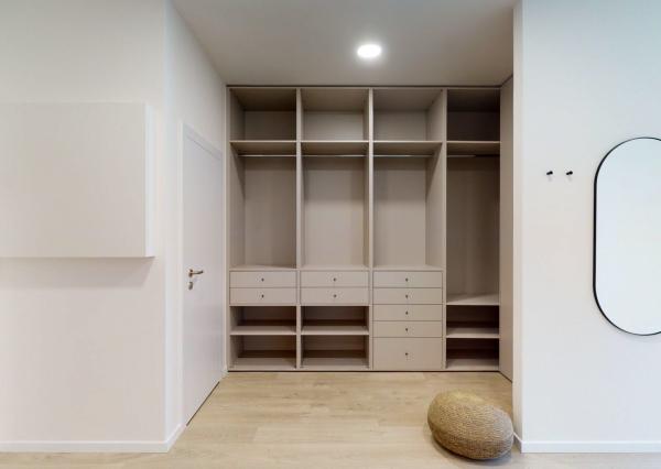 PRENAJATÉ - Úplne nový, elegantný 3 izb. byt 123 m2 zariadený, 2 x parking, priamo v centre BA I - Staré Mesto.