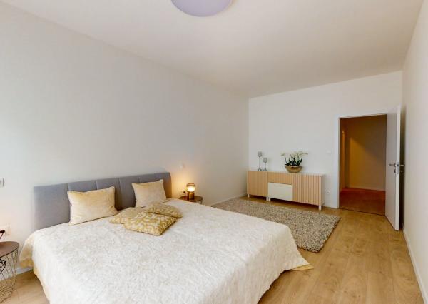 PRENAJATÉ - Úplne nový, elegantný 3 izb. byt 123 m2 zariadený, 2 x parking, priamo v centre BA I - Staré Mesto.