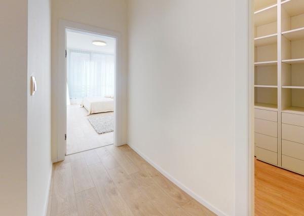 PRENAJATÉ - Úplne nový, elegantný 3 izb. byt 123 m2 zariadený, 2 x parking, priamo v centre BA I - Staré Mesto.