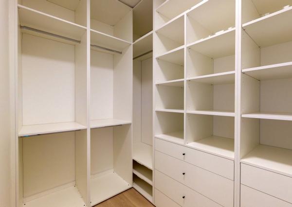 PRENAJATÉ - Úplne nový, elegantný 3 izb. byt 123 m2 zariadený, 2 x parking, priamo v centre BA I - Staré Mesto.