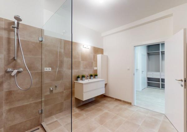 PRENAJATÉ - Úplne nový, elegantný 3 izb. byt 123 m2 zariadený, 2 x parking, priamo v centre BA I - Staré Mesto.